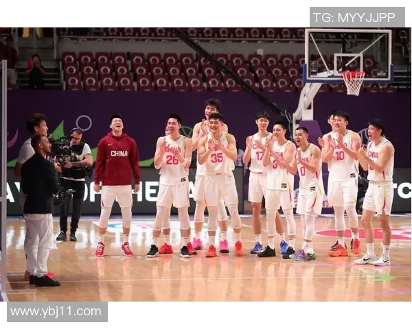 周强回顾篮球生涯的辉煌与挑战，分享成长故事与未来展望