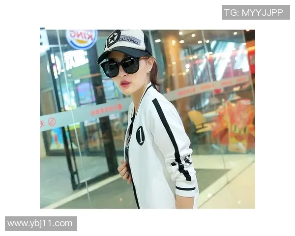 足球明星穿搭棒球服高清图片展示引领时尚潮流的运动风格